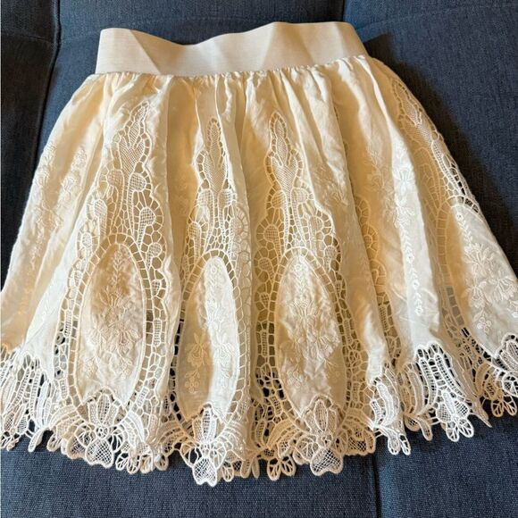 White Floral Lace Woman’s Mini Skirt with Elastic Waistband. Size XS. - Picture 1 of 6